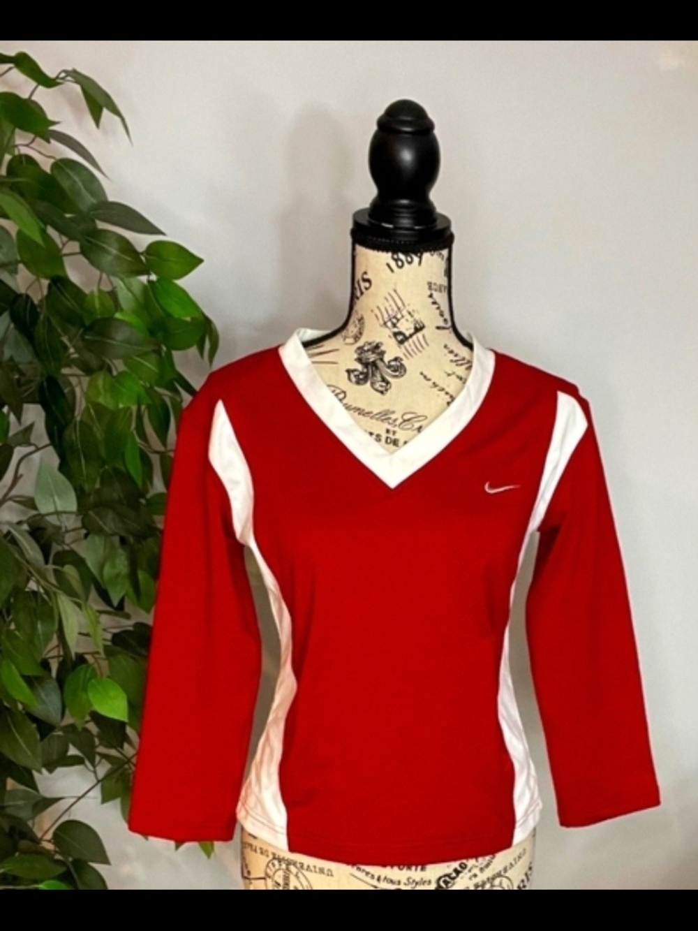 Nike Women's Red and White V-Neck 3/4 Sleeve Athletic Top